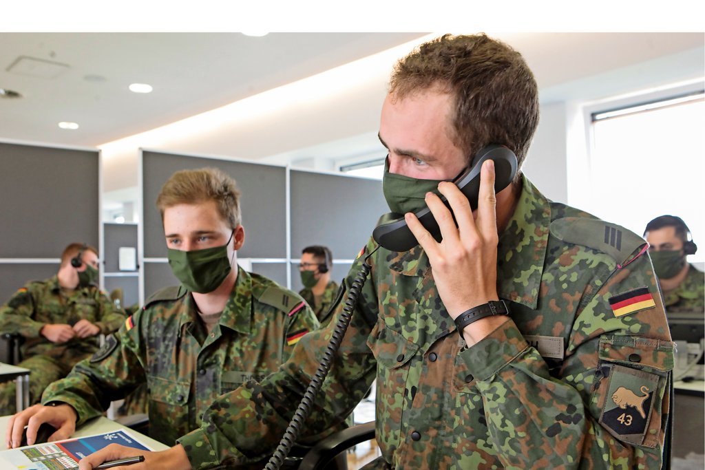 ATCBCommander's tweet photo. Kurzes Telefonat mit der furry Truppe information wurden übermittelt über den Feind

#Furry https://t.co/szxMrchJ2i