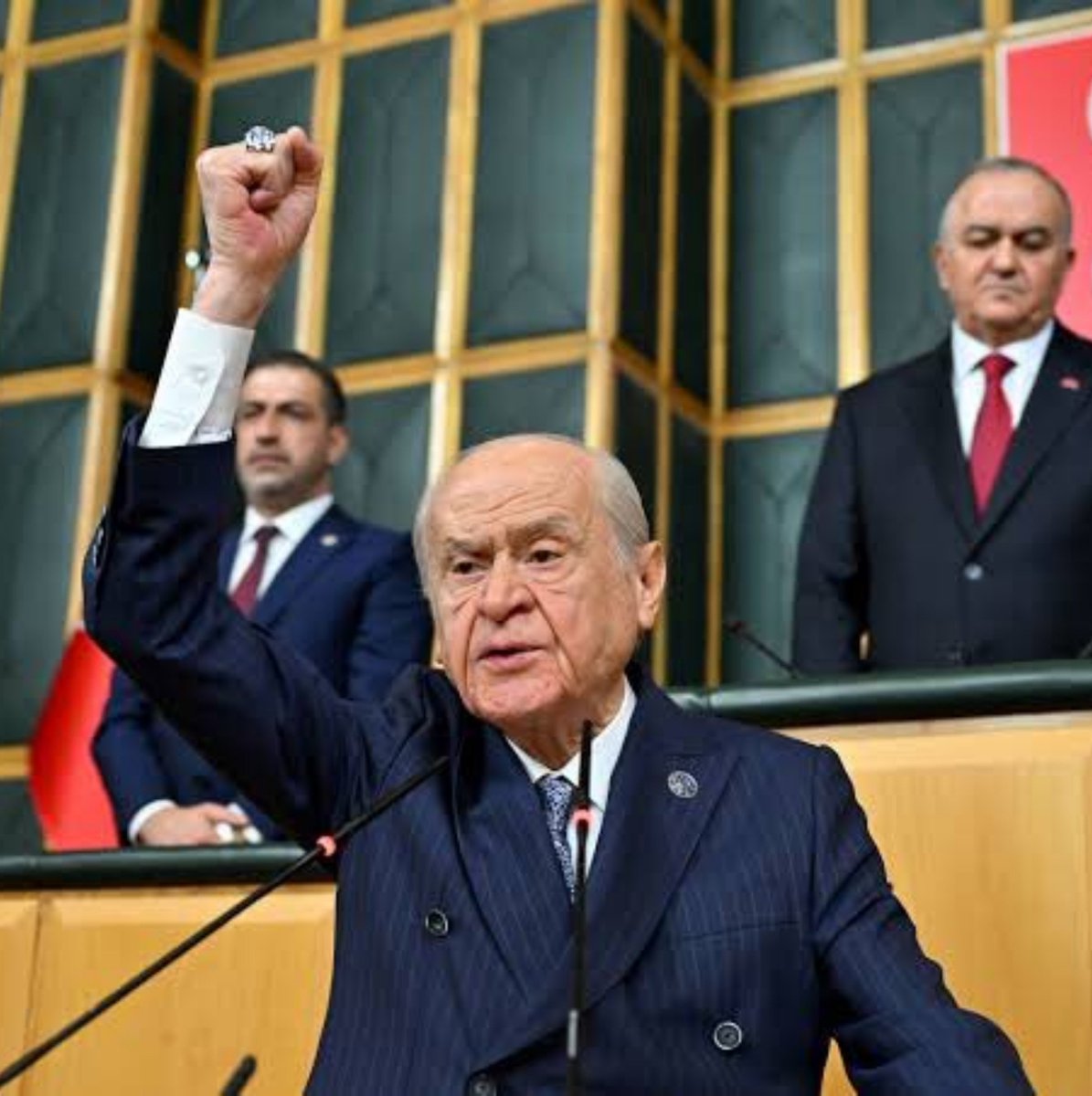 ulkucuhareketr's tweet photo. Lider Devlet Bahçeli:

"Türkiye egemenlik haklarına yönelik saldırılar karşısında kapı kapı dolaşacak bir aktör değildir.

Türk milleti ayağa kalktığı zaman önünde durabilecek bir güç de yoktur." https://t.co/4vLAs5bgyK