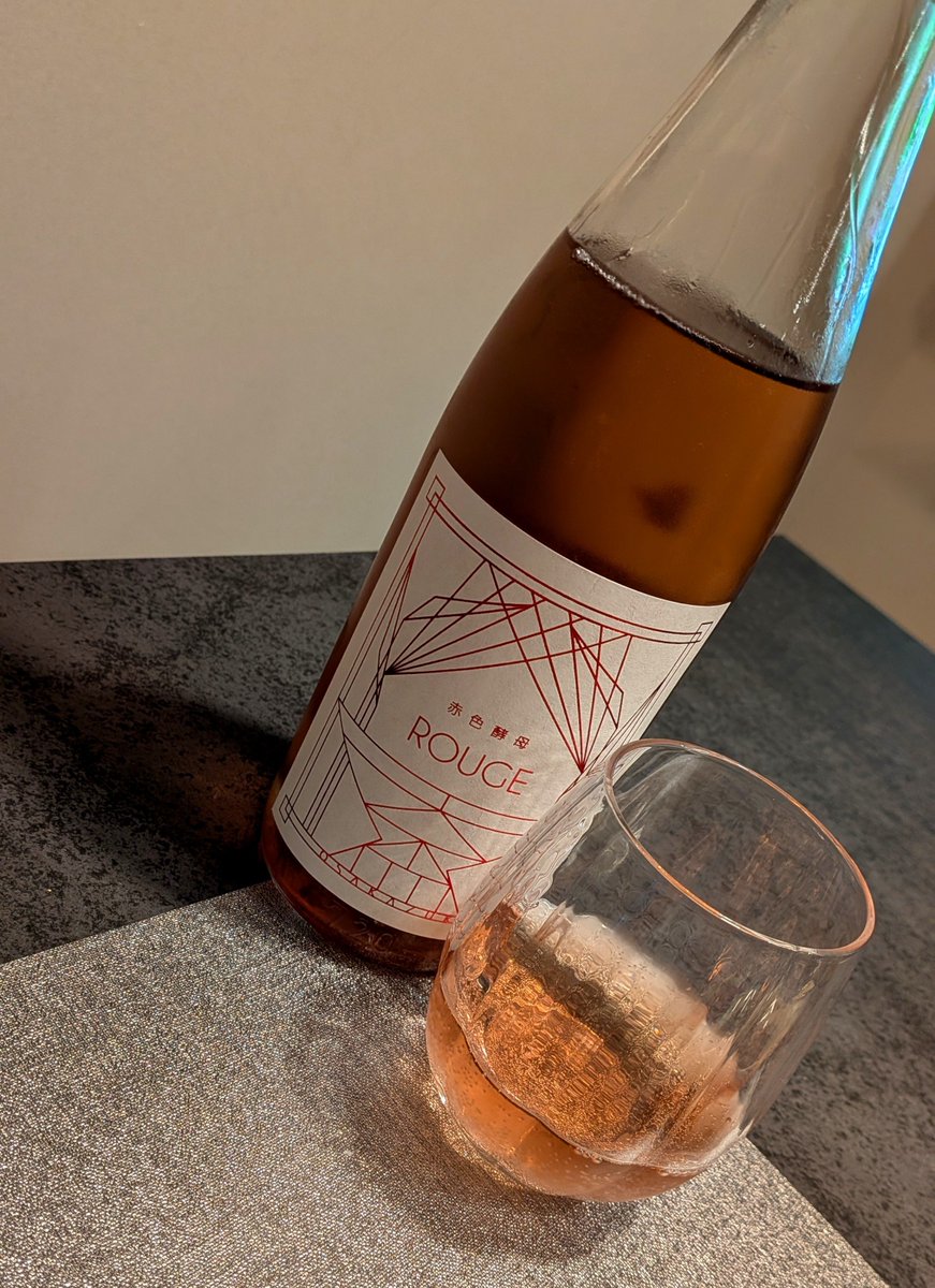 sakejapansake's tweet photo. 牧野酒造
大盃 ART DECO 赤色酵母 ROUGE

赤色酵母を使用してロゼっぽい色をしてガス感があり、苺のような優しい甘みがあって、日本酒苦手な人でも飲めちゃう美味しい日本酒です🍶✨
#日本酒 #牧野酒造 #大盃 #赤色酵母
#群馬県 #高崎市 #sake #ROUGE #japanesesake #新酒 #地酒 #ARTDECO #OSAKAZUKI https://t.co/PZ847D6xsp
