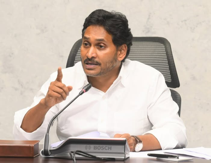 AndhraCircle's tweet photo. గ్రూప్‌–1పై జగన్‌ కౌంటర్‌.. డీఎస్సీపై చంద్రబాబుకు సవాల్‌

“గ్రూప్‌–1పై మేం రెడీ..డీఎస్సీపై మీరు రెడీనా?”

రెండు వ్యవహారాలపైనా సీబీఐ విచారణకు డిమాండ్‌

గ్రూప్‌–1లో అక్రమాలు జరగలేదని జగన్‌ స్పష్టం

డీఎస్సీలో 372 మందికి ఉద్యోగాలు ఇచ్చి జీవోలు రద్దు చేశారని ఆరోపణ

#APPolitics  #APDSC https://t.co/mPHmBkmFxy