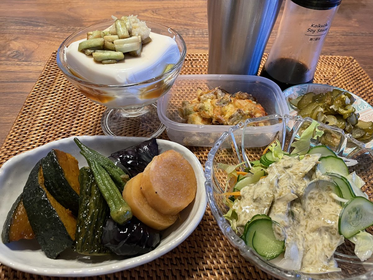 taekogohan's tweet photo. 70代おばあの一人晩酌😋🍴
本日は夏野菜の揚げ浸しがメイン
冷奴にニラ茎醤油あとは残り物
頑張ってかぼちゃ🎃ゴーヤ
茄子🍆オクラに長芋を揚げました♪
一人飲みですがおつまみがいっぱい
#おうちごはん🍚 https://t.co/T3ZgfOjVzS