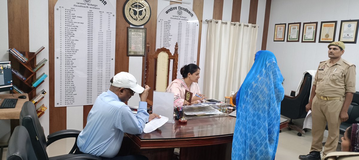 dmfatehpur's tweet photo. आज कलेक्ट्रेट कार्यालय में आए हुए जनसामान्य के प्रार्थनापत्रों को सुना एवं प्राप्त प्रार्थनापत्रों के त्वरित व गुणवत्तापूर्ण निस्तारण के लिए तत्काल वीसी के माध्यम से जुड़े संबंधित अधिकारी को निर्देशित किया।@CMOfficeUP @UPGovt @InfoDeptUP @CommissionerPrg https://t.co/Z6keb8llx7