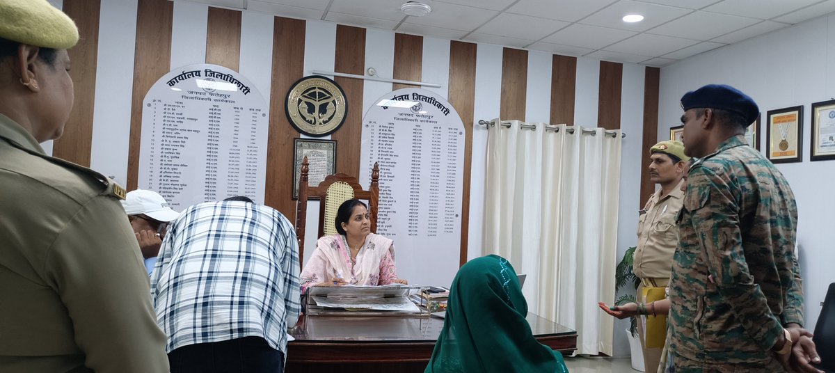 dmfatehpur's tweet photo. आज कलेक्ट्रेट कार्यालय में आए हुए जनसामान्य के प्रार्थनापत्रों को सुना एवं प्राप्त प्रार्थनापत्रों के त्वरित व गुणवत्तापूर्ण निस्तारण के लिए तत्काल वीसी के माध्यम से जुड़े संबंधित अधिकारी को निर्देशित किया।@CMOfficeUP @UPGovt @InfoDeptUP @CommissionerPrg https://t.co/Z6keb8llx7