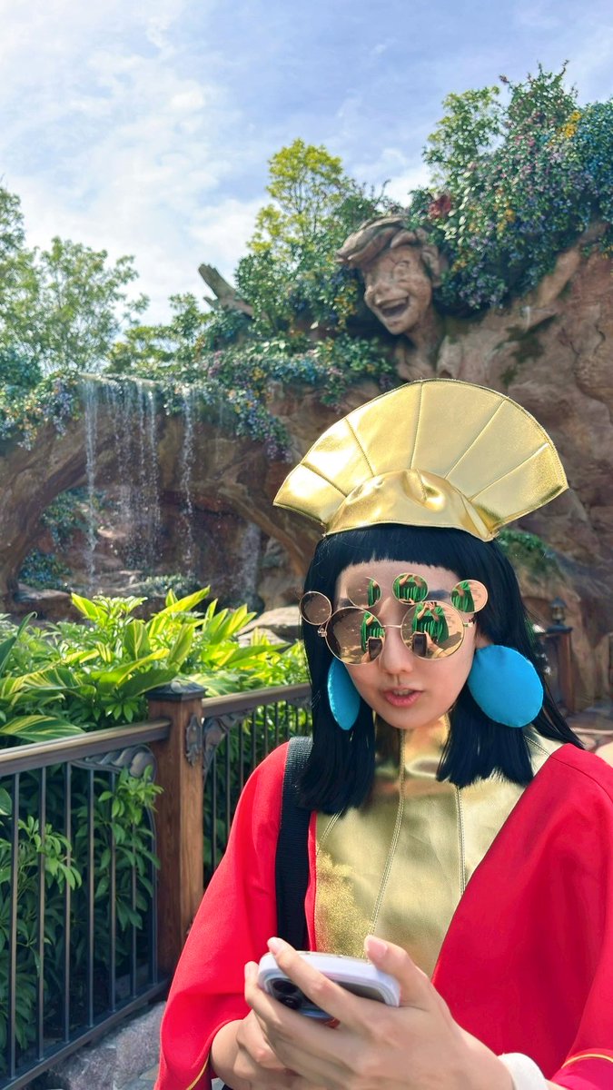 banadisney's tweet photo. サングラスかけると別方向のインパクトがあると言われたクスコ

 #Dハロ仮装  #Dハロ仮装2025 https://t.co/lE6ptX7j8c