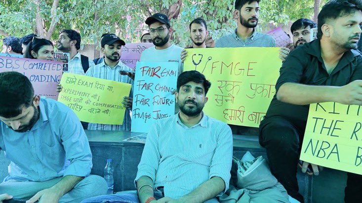 Doctors__squad's tweet photo. Day 2 of the Hunger Strike.

We are standing against the injustice faced by FMGs and demanding accountability from @NBEMS_Official.

Our voices will not be silenced. Our concerns deserve answers.

📍 Gautam Nagar Park
🤝 I request everyone to join us and stand together.

This is not just one person’s fight. This is a fight for every FMG.