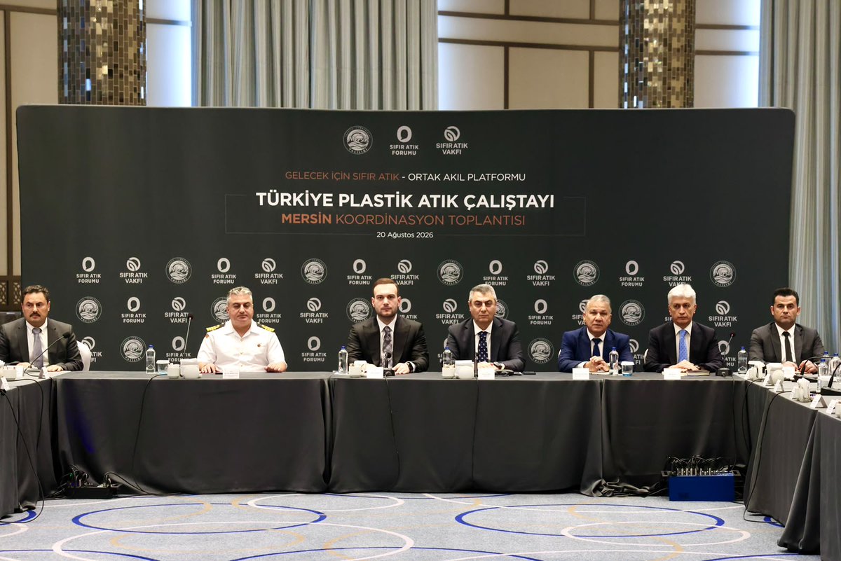 MersinValiligi's tweet photo. Türkiye Plastik Atık Çalıştayı Mersin Koordinasyon Toplantısı Gerçekleştirildi

Valiliğimiz ve Sıfır Atık Vakfı koordinasyonunda düzenlenen Türkiye Plastik Atık Çalıştayı Mersin Koordinasyon Toplantısı, Valimiz Sayın Atilla Toros’un başkanlığında gerçekleştirildi.

Toplantıya, Sıfır Atık Vakfı Başkanı Samed Ağırbaş ile ilgili kamu kurumları, belediye, üniversite, sanayi, sektör ve sivil toplum kuruluşlarının temsilcileri katıldı. Toplantıda, Mersin’imizin denizlerini, kıyılarını ve çevresel değerlerini korumak adına plastik kirliliğiyle mücadelede yürütülen çalışmalar, kirliliğin kaynağında önlenmesine yönelik adımlar ve kurumlar arası iş birliği ele alındı.

Toplantının ardından Valimiz Sayın Atilla Toros ve Sıfır Atık Vakfı Başkanı Samed Ağırbaş tarafından basın mensuplarına açıklamalarda bulunuldu.

Vali Atilla Toros, Sayın Emine Erdoğan Hanımefendi’nin ortaya koyduğu Sıfır Atık vizyonunun önemine dikkat çekerek, “Bu vizyonu Mersin’imizde sahada güçlendirmeyi ve somut sonuçlara dönüştürmeyi önemsiyoruz.” dedi.

Mersin’in 321 kilometrelik kıyı şeridiyle önemli bir deniz kenti olduğunu belirten Vali Toros, denizlerin ve kıyıların temizliğinin Mersin’in geleceği ve biyoçeşitliliği açısından büyük önem taşıdığını ifade etti.

Çevrenin korunması konusunda tavizsiz bir yaklaşım içinde olduklarını vurgulayan Vali Atilla Toros, “Başta denizlerimiz olmak üzere çevremizi korumak adına her türlü idari, bilimsel ve teknik tedbiri almaya kararlılıkla devam edeceğiz.” dedi.

Toplantıda ortaya çıkan görüş ve önerilerin 31 Ağustos–1 Eylül tarihlerinde İstanbul’da gerçekleştirilecek “Türkiye Plastik Döngüsü Ortak Akıl Platformu – Plastik Döngüsünde Sürdürülebilir Gelecek Çalıştayı”na taşınacağını belirten Vali Atilla Toros, toplantıya katkı sunan Sıfır Atık Vakfı Başkanı Samed Ağırbaş ile tüm kurum, kuruluş ve sektör temsilcilerine teşekkür etti.

Basın açıklaması, basın mensuplarının sorularının yanıtlandığı soru-cevap bölümüyle sona erdi.

#SıfırAtık
#Mersin
