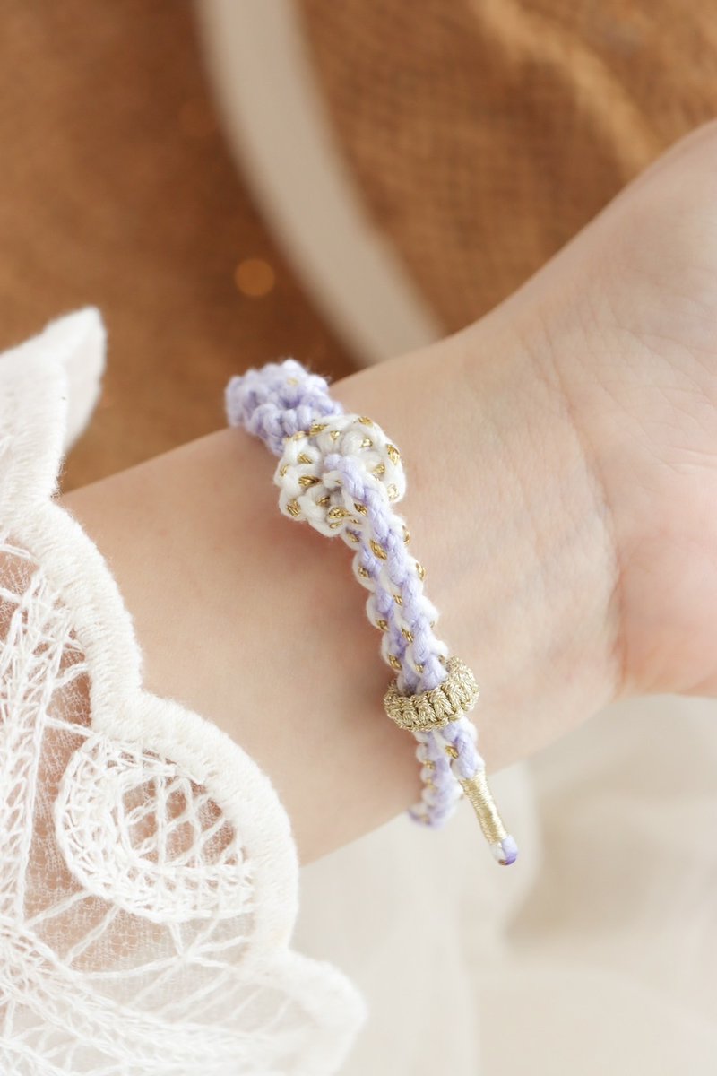 RyleeDillojm's tweet photo. Proyecto manual sencillo de hoy: pulsera de macramé con hilos de colores. Perfecto para regalar o decorar tu mueca, necesitas solo 10 minutos! https://t.co/J3t6528W6W
