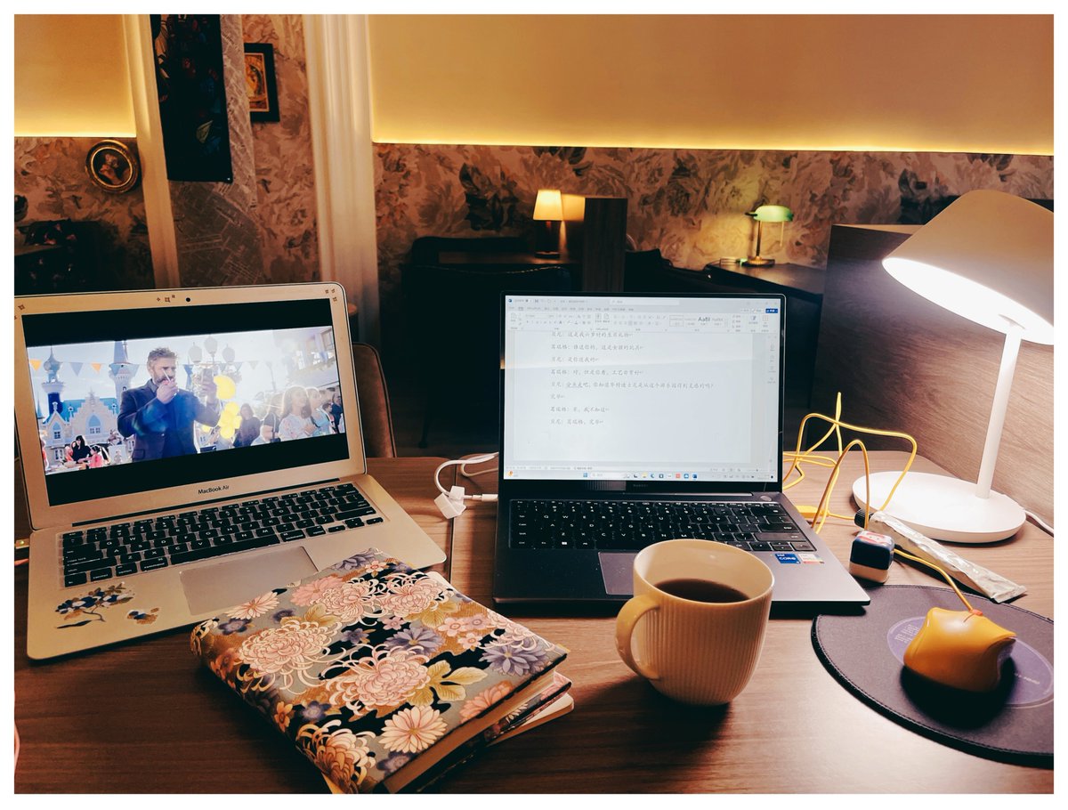 cofophhuvuun's tweet photo. Otra noche en la oficina, café caliente y documentos que no se acaban. Solo quedan 2 horas para terminar el proyecto. Vamos! https://t.co/Creuc4a9LA