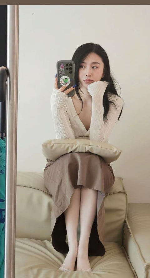 selenevea's tweet photo. 在我这个年龄段，其实等的已经不再是轰轰烈烈的爱情，而是安静的陪伴。
 
 守的也不是什么妇道，是每年都要去的妇科门诊 🤣 https://t.co/B3nXvCTetO