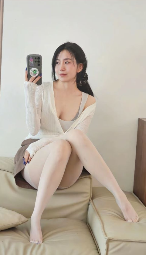 selenevea's tweet photo. 在我这个年龄段，其实等的已经不再是轰轰烈烈的爱情，而是安静的陪伴。
 
 守的也不是什么妇道，是每年都要去的妇科门诊 🤣 https://t.co/B3nXvCTetO