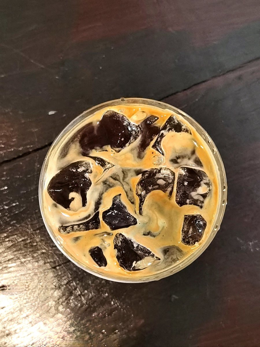 Yansah70553650's tweet photo. My intern tried to "help" with the office plant by feeding it leftover coffee grounds 3 times a day. It now has more coffee stains on its leaves than a barista’s apron. #OfficeChaos https://t.co/UqQsEcJHxi
