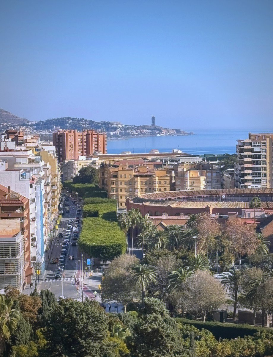 RubyLanceulq's tweet photo. La costa de Málaga brilla como un espejo de plata, cada ola susurra secretos de viajes inolvidables aquí. Quién viene conmigo （马拉加的海岸如银镜般闪耀，每一道浪都在诉说难���的旅行秘语。谁和我一起来？） https://t.co/MDvC6dm2t8