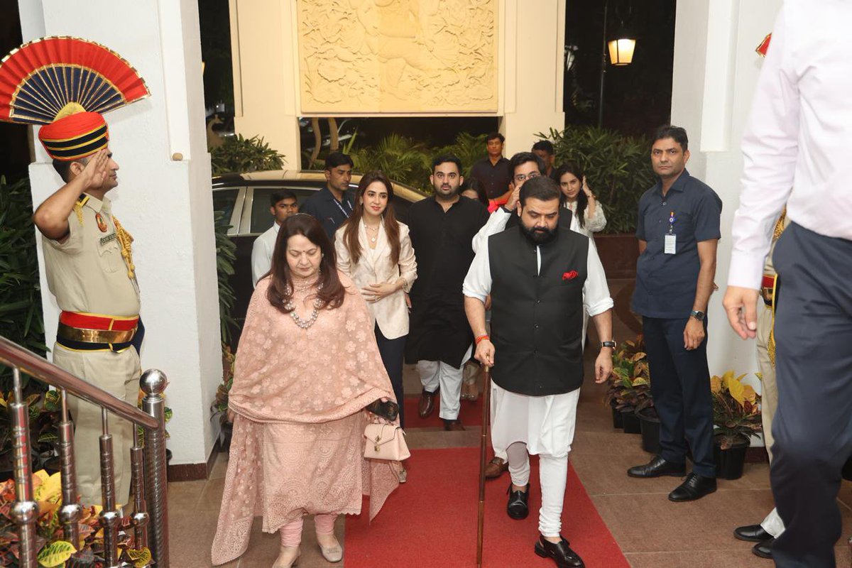 KiranChopraLive's tweet photo. Punjab Kesari CMD Smt. Kiran Chopra, along with her three sons &amp; leading Directors of Punjab Kesari, Sh. Aditya Chopra, Sh. Arjun Chopra and Sh. Akash Chopra  during a gracious meeting with Hon’ble Lt. Governor of Delhi, Sardar Taranjit Singh Sandhu, at the LG House, Delhi. https://t.co/s0OjqgwijJ
