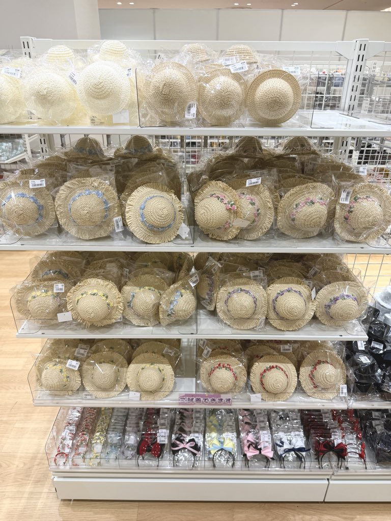 iseki_namba's tweet photo. ⭐️9月19日OPENに向けて売り場作り進行中⭐️

本日は🍥アジアンテイスト🍥なぬい服と👒可愛い帽子💐をご紹介！

気になるぬい服があれば引用などで教えてください🙌 https://t.co/r1YXtGhtKQ