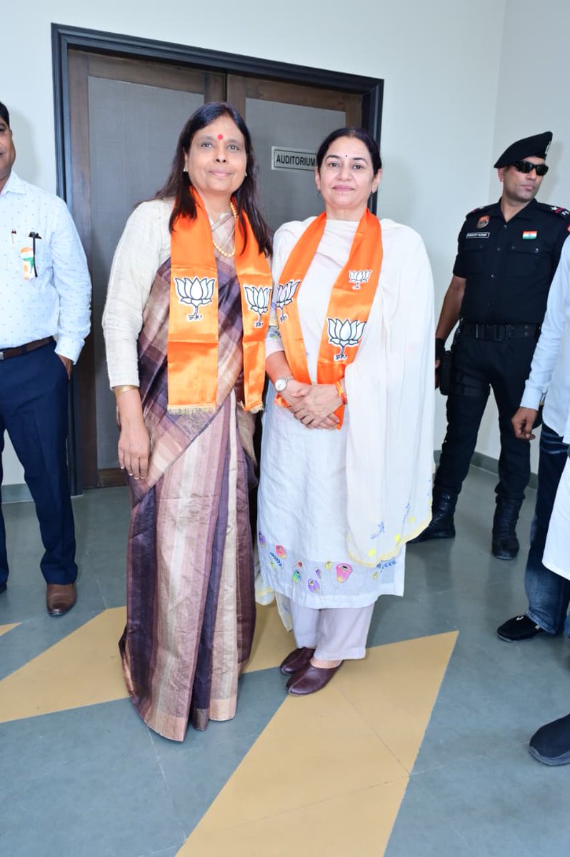 bjparchanagupta's tweet photo. 🌱 आदरणीय प्रधानमंत्री श्री नरेंद्र मोदी जी के ‘एक पेड़ माँ के नाम’ अभियान एवं ‘पेड़ लगाओ, उसकी रक्षा और सुरक्षा करो’ के संकल्प को साकार करते हुए अहिल्याबाई होल्कर NGO की संस्थापक श्रीमती कमलजीत कौर जी ने 15 अगस्त के पावन अवसर पर रेलवे स्टेशन के एक छोटे से पार्क की जिम्मेदारी ली।

पेड़ लगाकर जीवनभर उसकी देखरेख एवं सुरक्षा का संकल्प लेकर उन्होंने पर्यावरण संरक्षण की दिशा में एक प्रेरणादायी पहल की। साथ ही, जेल में रह रही महिलाओं को निःशुल्क कौशल प्रशिक्षण देकर उन्हें आत्मनिर्भर बनाने का सराहनीय कार्य भी कर रही हैं। 🌳🙏

ऐसे प्रयास समाज को नई दिशा और आने वाली पीढ़ियों को स्वच्छ एवं हरित भविष्य की प्रेरणा देते हैं। 💚