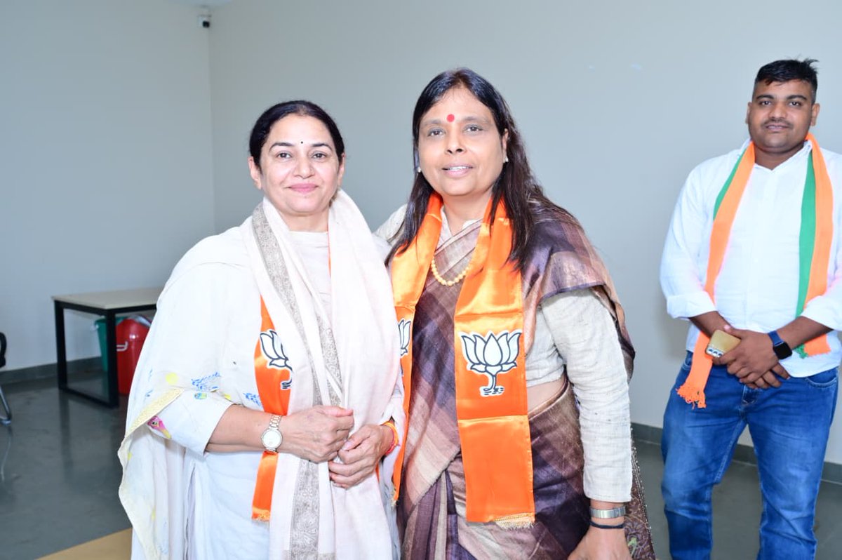 bjparchanagupta's tweet photo. 🌱 आदरणीय प्रधानमंत्री श्री नरेंद्र मोदी जी के ‘एक पेड़ माँ के नाम’ अभियान एवं ‘पेड़ लगाओ, उसकी रक्षा और सुरक्षा करो’ के संकल्प को साकार करते हुए अहिल्याबाई होल्कर NGO की संस्थापक श्रीमती कमलजीत कौर जी ने 15 अगस्त के पावन अवसर पर रेलवे स्टेशन के एक छोटे से पार्क की जिम्मेदारी ली।

पेड़ लगाकर जीवनभर उसकी देखरेख एवं सुरक्षा का संकल्प लेकर उन्होंने पर्यावरण संरक्षण की दिशा में एक प्रेरणादायी पहल की। साथ ही, जेल में रह रही महिलाओं को निःशुल्क कौशल प्रशिक्षण देकर उन्हें आत्मनिर्भर बनाने का सराहनीय कार्य भी कर रही हैं। 🌳🙏

ऐसे प्रयास समाज को नई दिशा और आने वाली पीढ़ियों को स्वच्छ एवं हरित भविष्य की प्रेरणा देते हैं। 💚