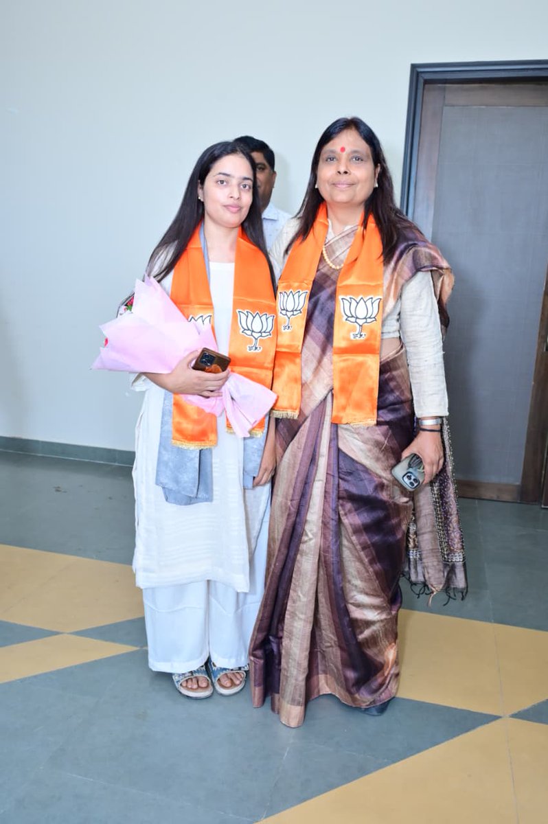bjparchanagupta's tweet photo. 🌱 आदरणीय प्रधानमंत्री श्री नरेंद्र मोदी जी के ‘एक पेड़ माँ के नाम’ अभियान एवं ‘पेड़ लगाओ, उसकी रक्षा और सुरक्षा करो’ के संकल्प को साकार करते हुए अहिल्याबाई होल्कर NGO की संस्थापक श्रीमती कमलजीत कौर जी ने 15 अगस्त के पावन अवसर पर रेलवे स्टेशन के एक छोटे से पार्क की जिम्मेदारी ली।

पेड़ लगाकर जीवनभर उसकी देखरेख एवं सुरक्षा का संकल्प लेकर उन्होंने पर्यावरण संरक्षण की दिशा में एक प्रेरणादायी पहल की। साथ ही, जेल में रह रही महिलाओं को निःशुल्क कौशल प्रशिक्षण देकर उन्हें आत्मनिर्भर बनाने का सराहनीय कार्य भी कर रही हैं। 🌳🙏

ऐसे प्रयास समाज को नई दिशा और आने वाली पीढ़ियों को स्वच्छ एवं हरित भविष्य की प्रेरणा देते हैं। 💚