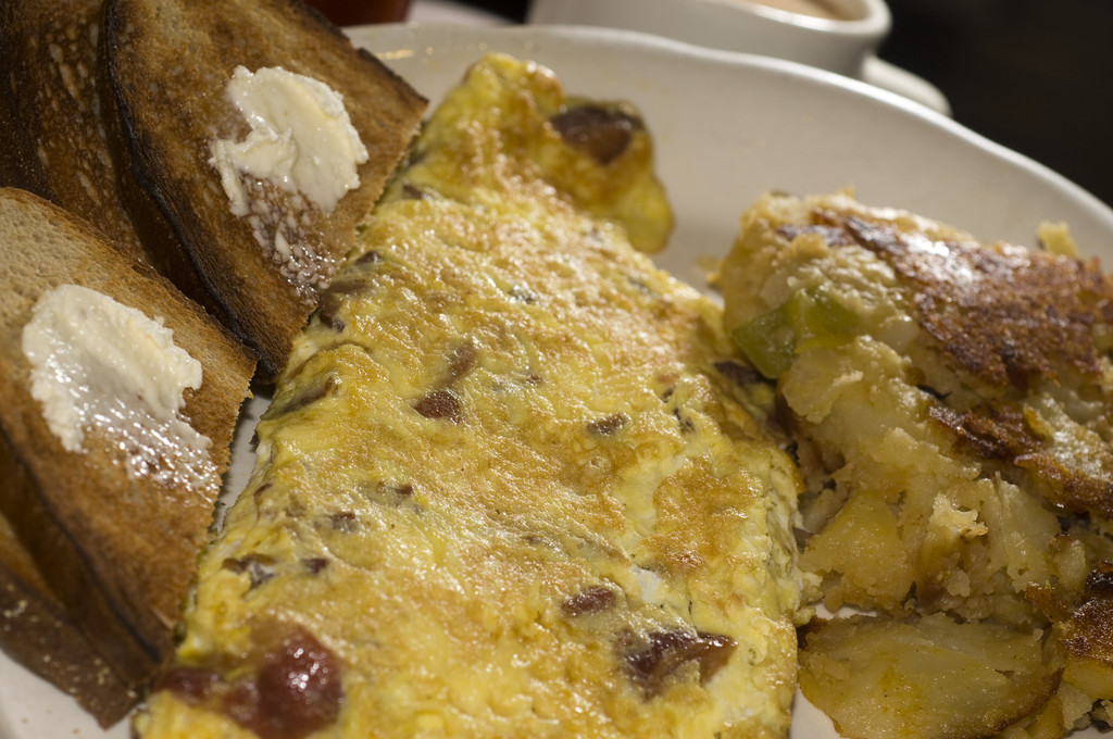 RubyWoodrupzoj's tweet photo. Tortilla de patatas casera en este pequeo bar del centro de Madrid, con una textura cremosa y justo la sal necesaria. Perfecta para acompaar una caa! https://t.co/iLmDr5keZx