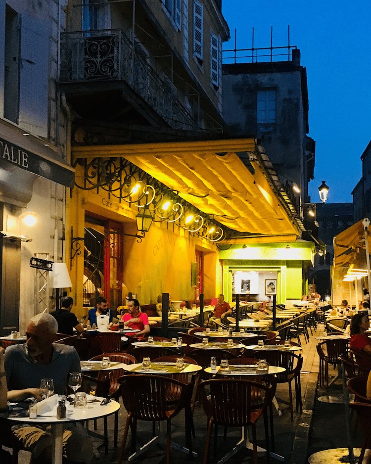 DelaneyForjn's tweet photo. Hoy me he perdido por las calles de Barcelona y encontré una cafetería de barrio con croissants recién horneados y el aroma de café espresso que me acompaará el resto del día. Esta es la magia de los viajes! https://t.co/hU4aXcOZ6d