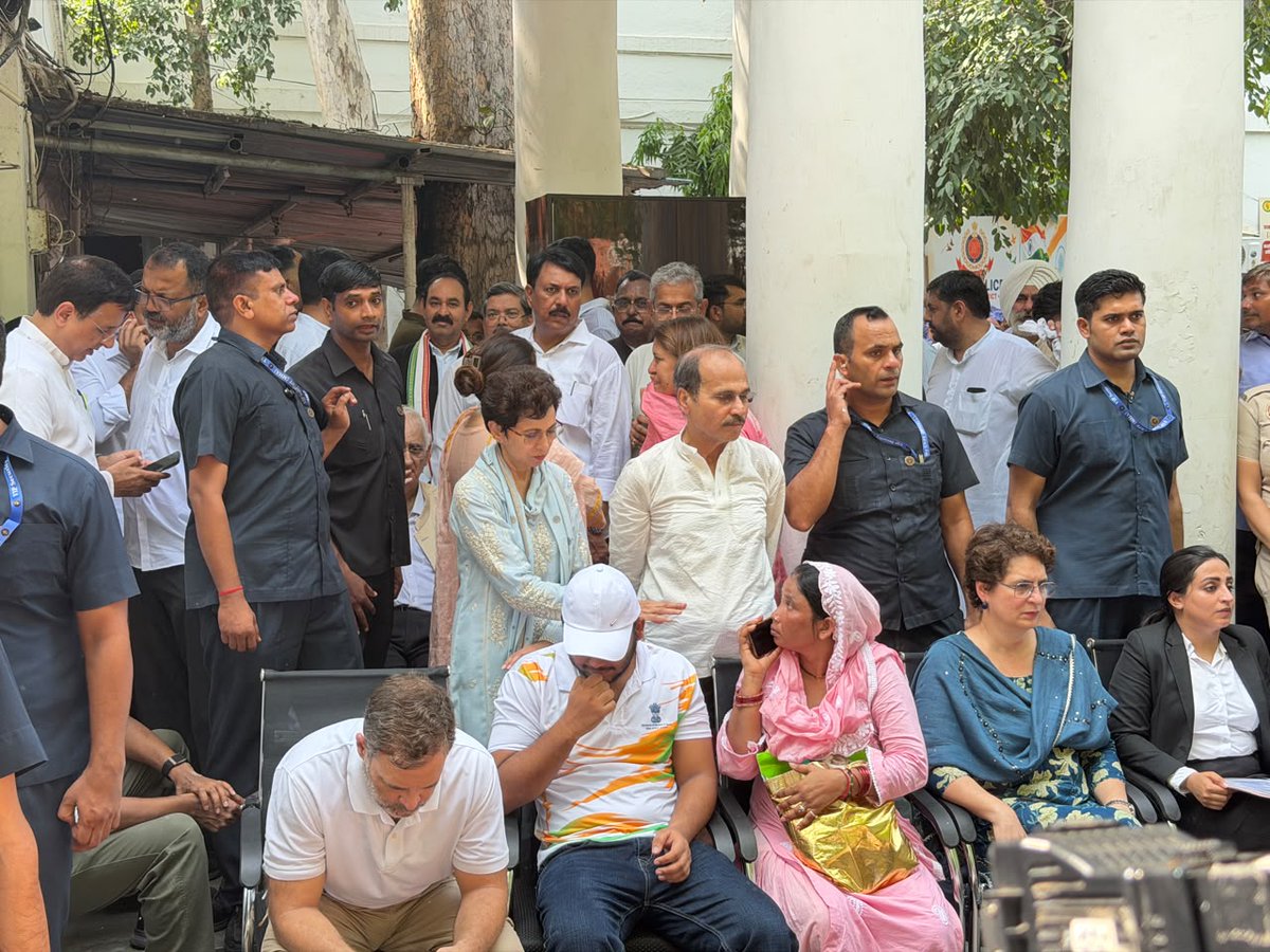 snp_inc's tweet photo. 'अन्याय के विरुद्ध, न्याय का युद्ध जारी है'

जननायक श्री राहुल गांधी जी एवं श्रीमती प्रियंका गांधी जी के साथ 

📍DCP कार्यालय, नई दिल्ली https://t.co/CiEju8lX5I