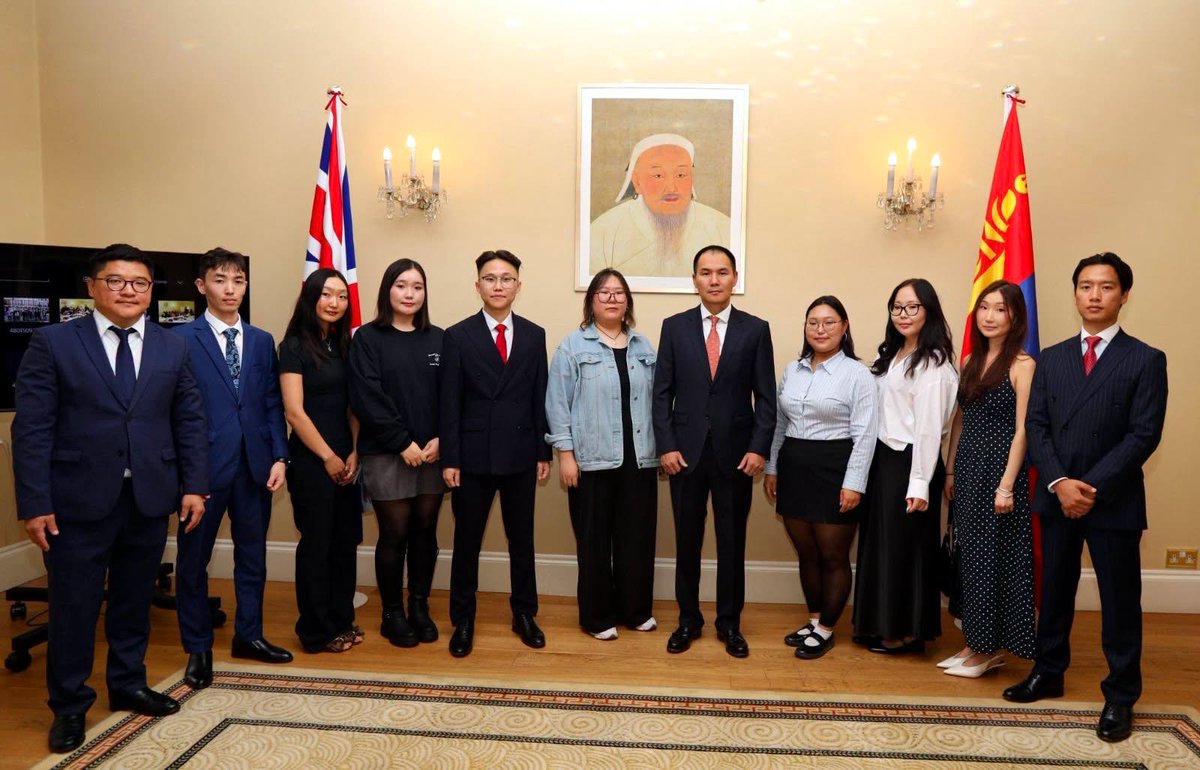 MongoliainUK's tweet photo. ЕРӨНХИЙЛӨГЧИЙН НЭРЭМЖИТ “ИЛГЭЭЛТ-2100” ТЭТГЭЛЭГТ ХӨТӨЛБӨРИЙН АНХНЫ ТӨГСӨГЧДИЙГ ХҮЛЭЭН АВЧ, БАЯР ХҮРГЭЛЭВ.

https://t.co/RKWCRDC8nI https://t.co/VQo5jrj9aQ