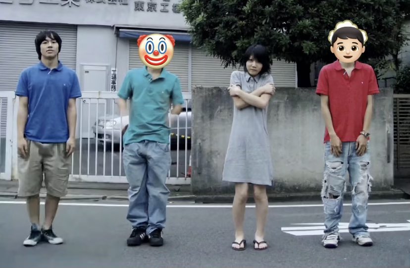 cocho_cocho_www's tweet photo. SEKAI NO OWARI初めてのアー写は
お台場で
Fukaseくんがお面（マスク）を被り
みんなお揃いのポロシャツとキャップで
 Saoriちゃんの代わりのマイクスタンドにSaoriちゃんの衣装をかけて（イヤイヤおかしいでしょ🤣）

このポロシャツとEND OF THE WORLDのキャップかなぁ‥？
↓ https://t.co/5POSGcnB29