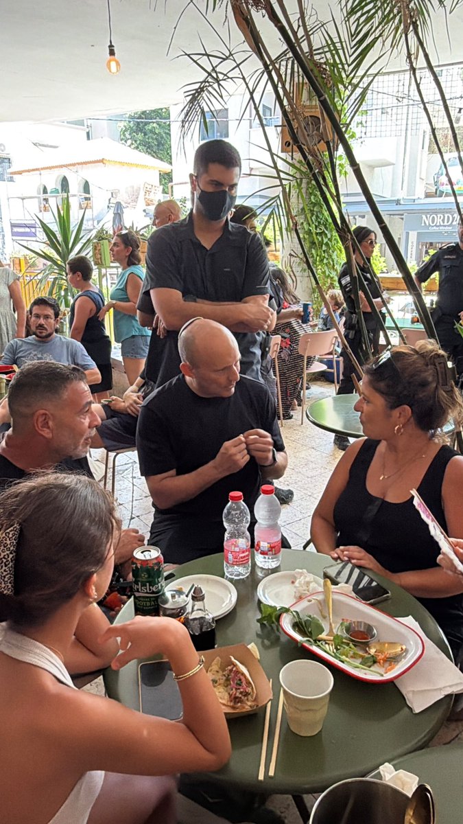 naftalibennett's tweet photo. עכשיו בשוק תלפיות, עם האנשים הטובים של חיפה. חם כאן, טעים כאן ומלא בישראלים שרוצים לתקן ביחד איתנו את ישראל🇮🇱 https://t.co/KT5cr6yAY9