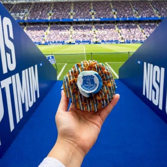 EvertonNewsFeed's tweet photo. 🍪Everton have confirmed that the Toffee Doughnut has now been replaced by The Toffee Treat – a loaded white chocolate chip cookie topped with blue and white buttercream and toffee pieces

Come back to us Toffee Doughnut😭 https://t.co/rf11VSSLbn