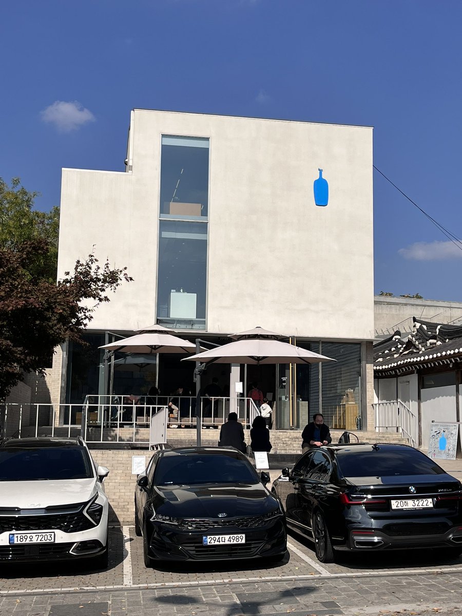 Mel_kirakira's tweet photo. Blue Bottle สาขานี้สวย
สาขาข้างๆ เคียงบกกุง
เห็นวิวหลังคาแบบ Hanok 
สั่ง take away กินนอกร้านสถานเดียวนะคะ

จริงๆไปมาหลายที่ สาขาแรกที่กินเลย คือ สาขา Roppongi ใกล้มหาลัยเพื่อน น่าจะ 8 ปีที่แล้ว 😱

#BlueBottle https://t.co/RA490IvJZl