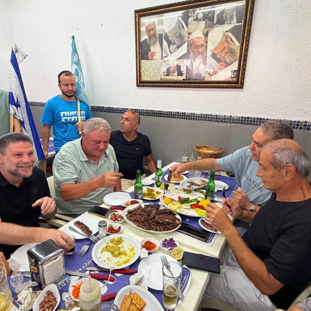 bezalelsm's tweet photo. אין כמו לפתוח את שישי בפרלמנט של נתניה. החבר׳ה הכי הטובים ❤️ https://t.co/4RmVtu2s18