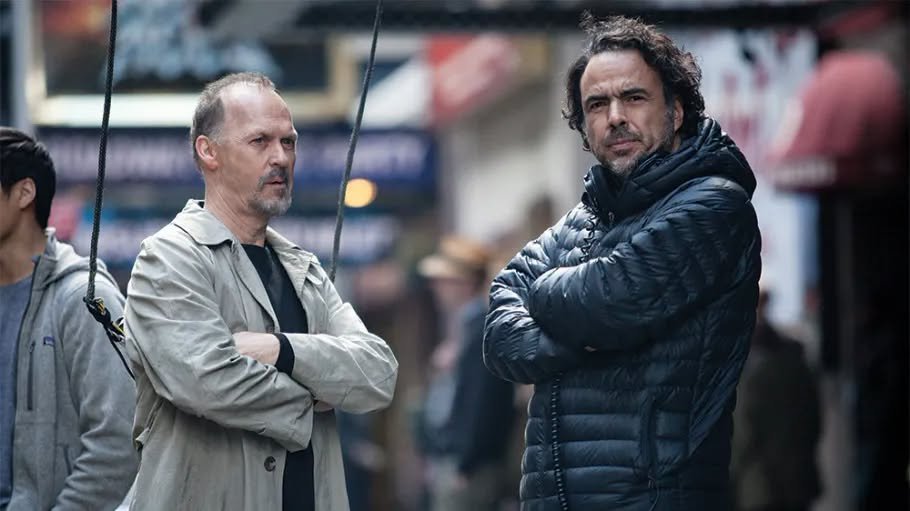 SensaCine's tweet photo. Antes de meterse a rodar una de sus películas en habla inglesa más ambiciosa, con un reparto potente que incluía a Michael Keaton, Edward Norton y Emma Stone, a Alejandro González Iñárritu le entraron dudas sobre si Birdma. Por ello, acudió al que consideraba “el rey de la comedia”.

El cineasta mexicano se reunió con Mike Nichols, que ya había ganado el Oscar con anterioridad y había creado éxitos que trascendieron generaciones como El graduado, y le contó su idea de rodar en plano secuencia de casi dos horas la caótica producción teatral de actores poco versados en el género cómico. 

El veterano cineasta intentó disuadirle de lo que consideraba una idea desastrosa. 

"Alejandro, deberías parar ya. Te estás metiendo en un lío”.

https://t.co/WplZeochlS
