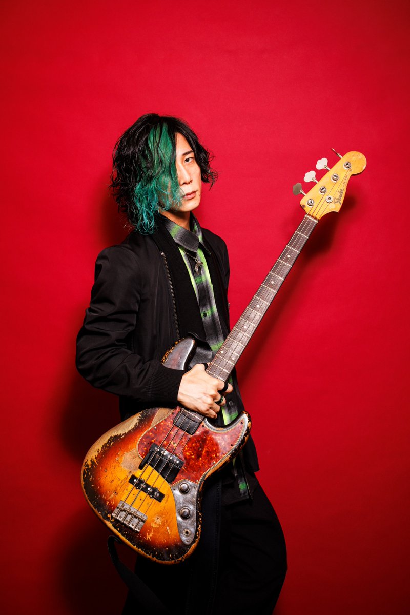 bassmagazinejp's tweet photo. 【新着】Suspended 4thはなぜ生まれ変わった？
フクダヒロムが語る“バックビート”と『Goodbye My Roots』
「海外の音楽を聴くと、2拍目と4拍目にポケットがあることが多い。今作ではそういった��いを、ちゃんと音源として感じ取れるくらいの再現度で表現できたと思ってるんです。」
https://t.co/xOzlUG27Ry