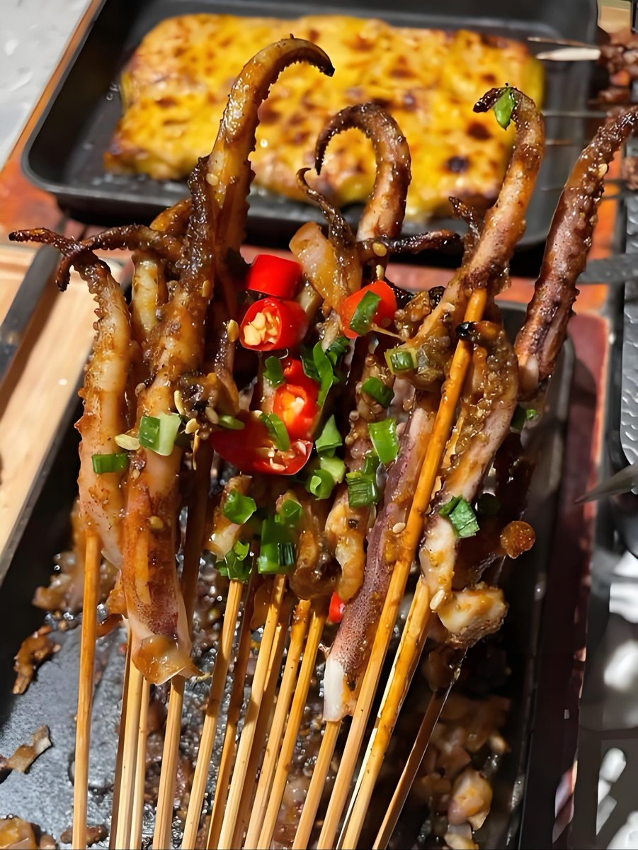 topaul_'s tweet photo. Craving crispy fried squid skewers from the street stall! Hot, savory and perfect for a quick bite after a walk. https://t.co/zWsr43B73P