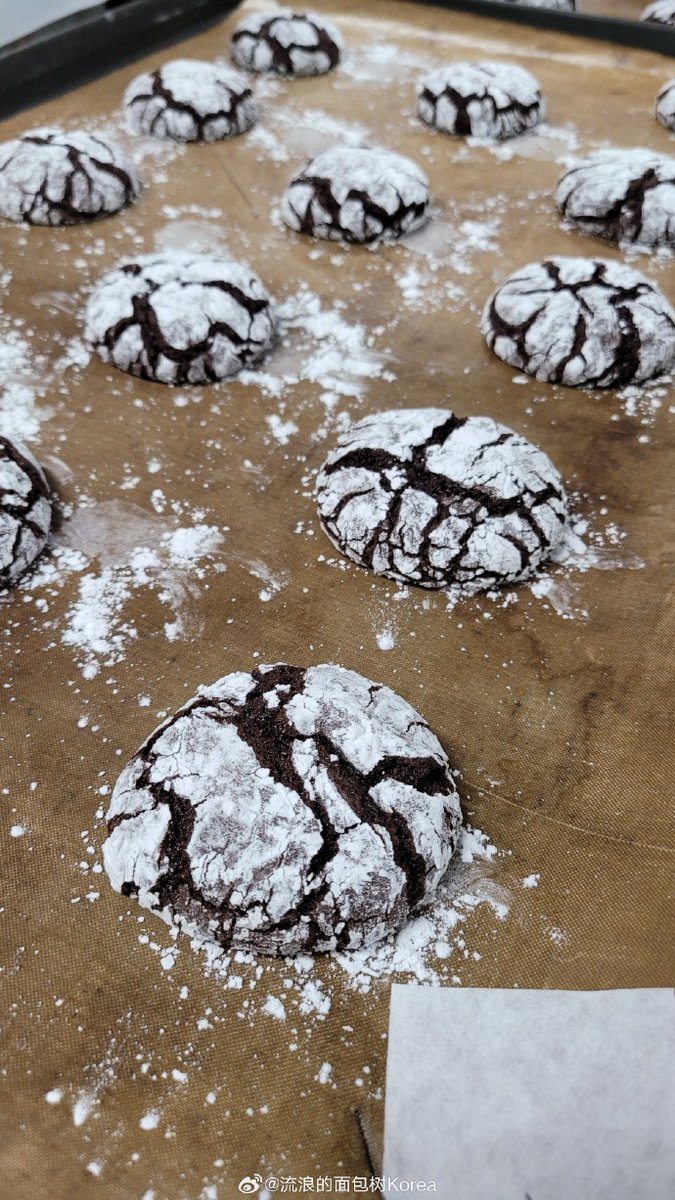 cyber1king's tweet photo. Hot tip: Baked my grandma’s chocolate chip cookies u0026 left a plate on my neighbor’s porch! Waved when they peeked out—new friendship unlocked https://t.co/FLoJu2A7zO