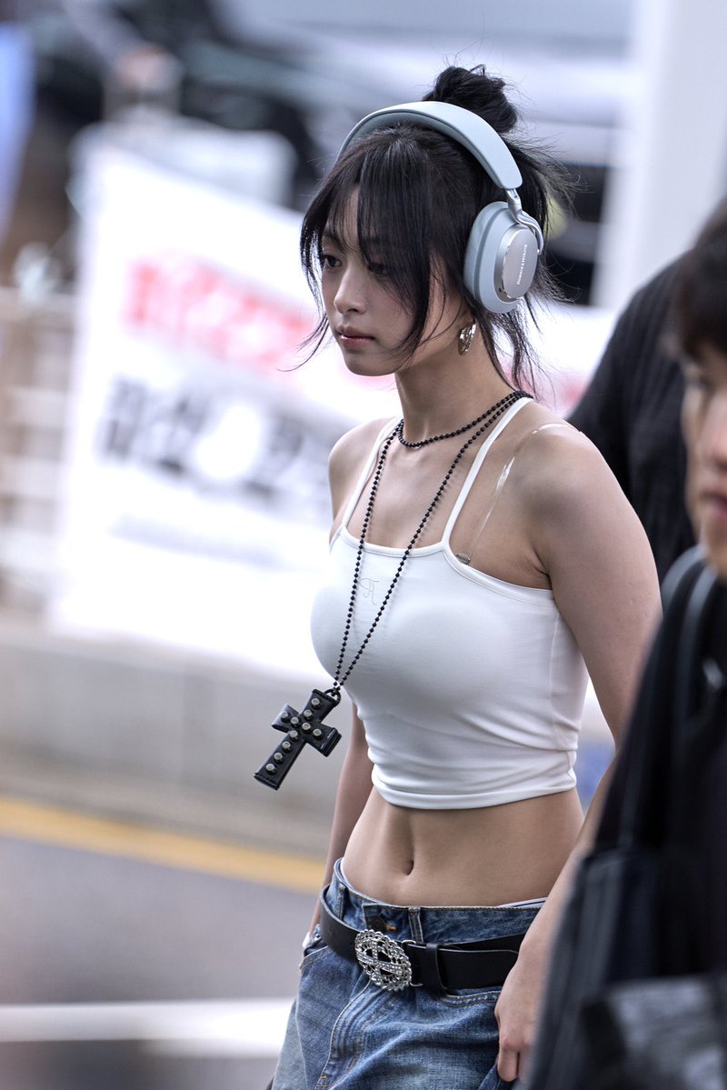 cupcake_baddie's tweet photo. Every time ahyeon steps into the airport, she somehow looks flyer than the last time 🧎‍♀️ https://t.co/LaR3ElF5aI