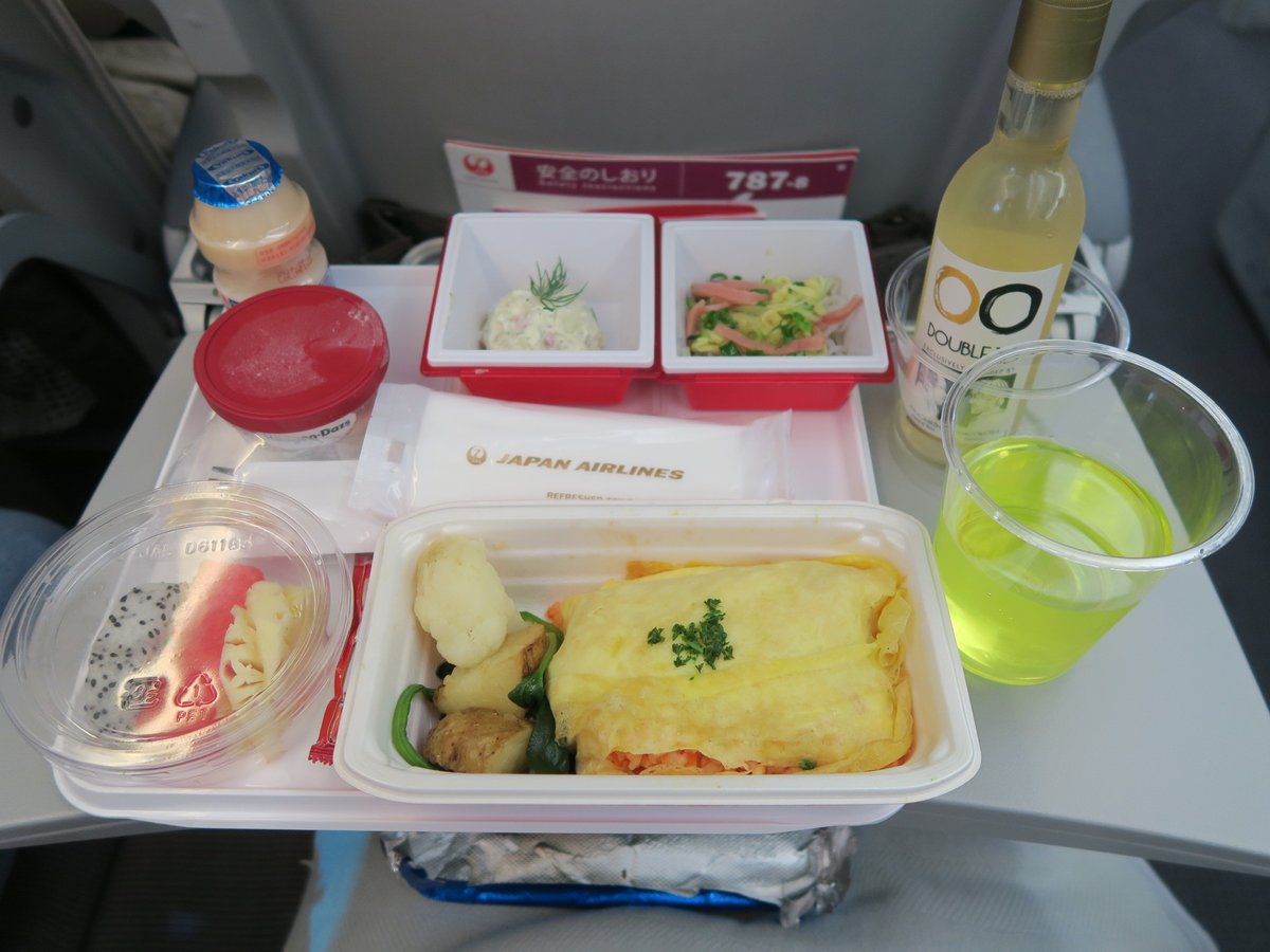 activa763's tweet photo. 2019年5月 日本航空 JL88 広州→羽田 エコノミークラスの夕食です。

メインはオムライスです

＃日本航空 #JAL ＃機内食 #Inflight ＃オムライス https://t.co/BQMIgwnQ8Z
