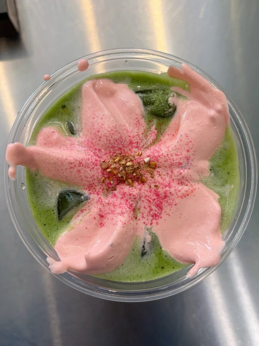fairyprxncess's tweet photo. flower matcha 🍵 🌸 https://t.co/afT092dnFs