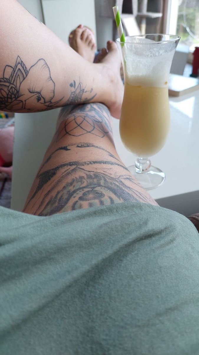 FindomMel05's tweet photo. Welcher Loser würde jetzt hier gerne vor mir knien und meine Füße bewundern?

#simp #sklave #loser #findom #femdom #zahlsklave https://t.co/JUuuMuwlCR