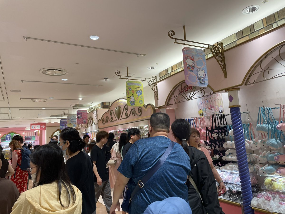 treeofapple2's tweet photo. #サンリオピューロランド 北山くん、もってぃーが楽しく買い物してたお土産屋さん！？❤️💚　#北山宏光　さん　#基俊介　くん　#北山チャンネル　#IMP. https://t.co/dbGvB4Y8oT