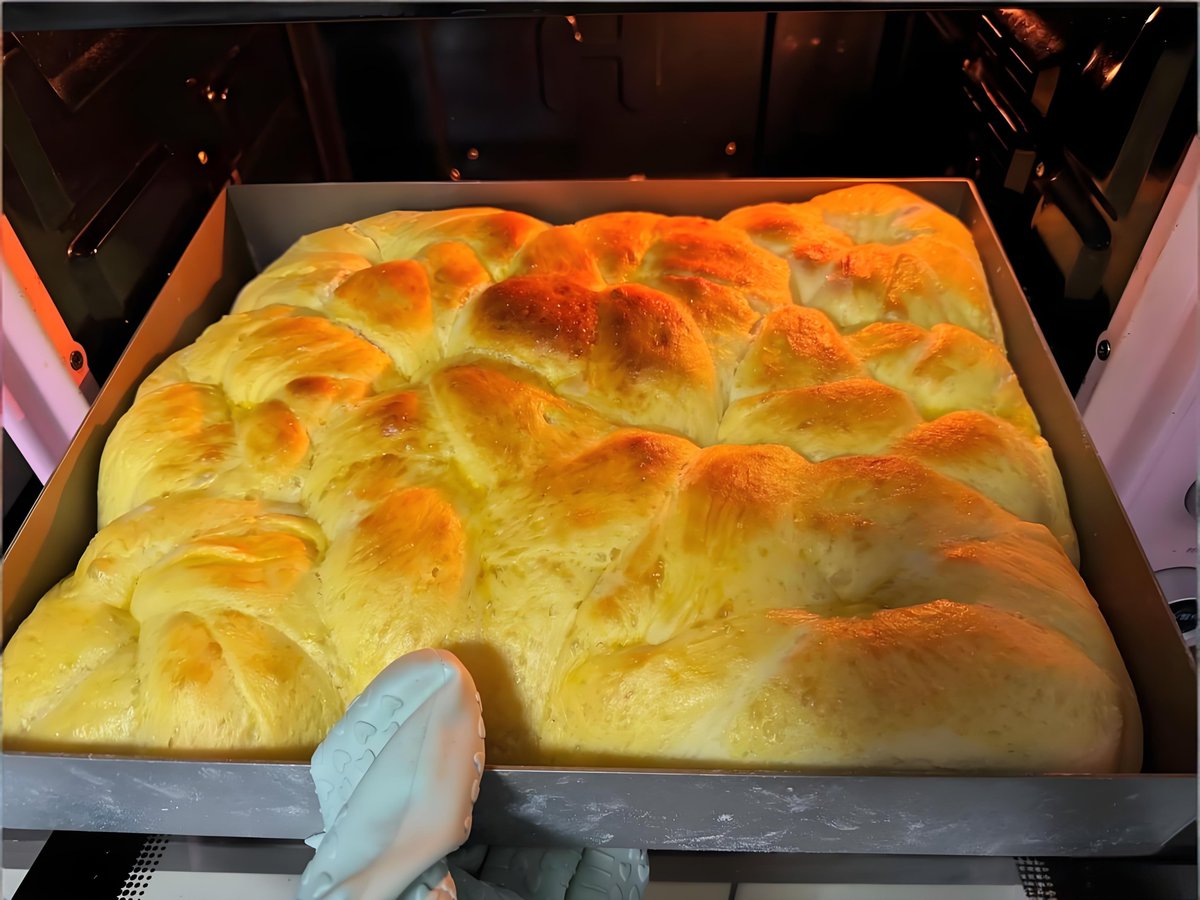 Michell30401433's tweet photo. Just baked my first sourdough loaf—crusty exterior, chewy interior, and the best part The house smells like warm comfort all evening ， https://t.co/ewxLlexRwl