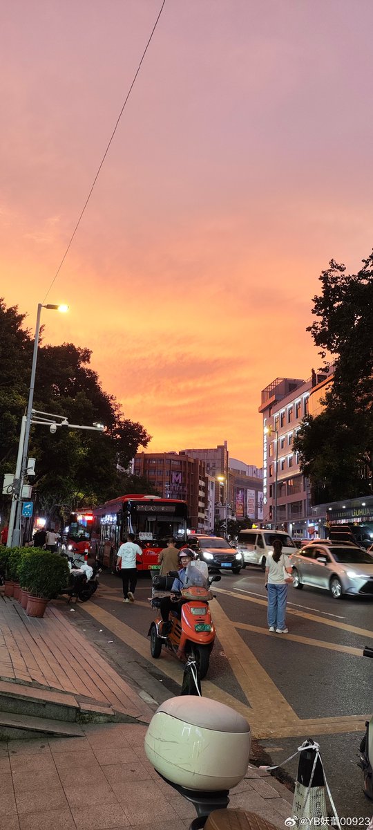 ScarlettRebe's tweet photo. Atardecer naranja ilumina la calle adoquinada, el viento lleva el aroma de churros por el barrio. https://t.co/6rYxw4ZdrC