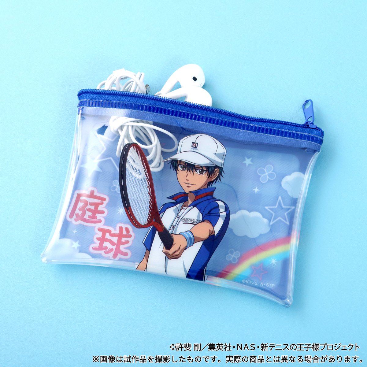 shintenianime's tweet photo. 【新商品情報】
ムービックより、ポップなデザインがかわいいクリアポーチとU-17日本代表のユニフォームをイメージしたペットボトルホルダーが登場！

詳細はこちら→https://t.co/1ZVXCotyH0

#テニプリ https://t.co/zoUtJsLXEi