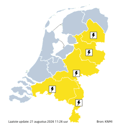 RWSverkeersinfo's tweet photo. ⛈️ | Vanmiddag trekken onweersbuien over het land en het @KNMI heeft #codegeel afgegeven voor het oostelijke gedeelte van het land. Dit kan ook invloed zijn op het verkeer en wees dan ook extra alert als je in zo'n bui terechtkomt. Ga goed voorbereid op weg. https://t.co/Ib6yRYkFGq