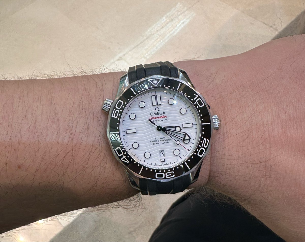 syJackaL's tweet photo. Great white, black dial, special cup edition . They are all fantastic pieces. 🚀🚀🚩🚩🏁 #omega #seamaster #legend #watches https://t.co/hPugLlU1Ia