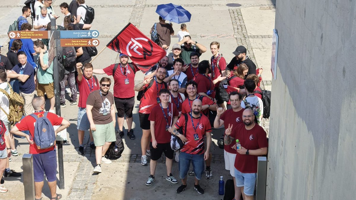 TurnoCeroRift's tweet photo. Ya estamos en la cola de entrada.

Nos han comentado que van a habilitar una especial para nosotros.

Ya casi casi!! https://t.co/nLCrpAvd2x