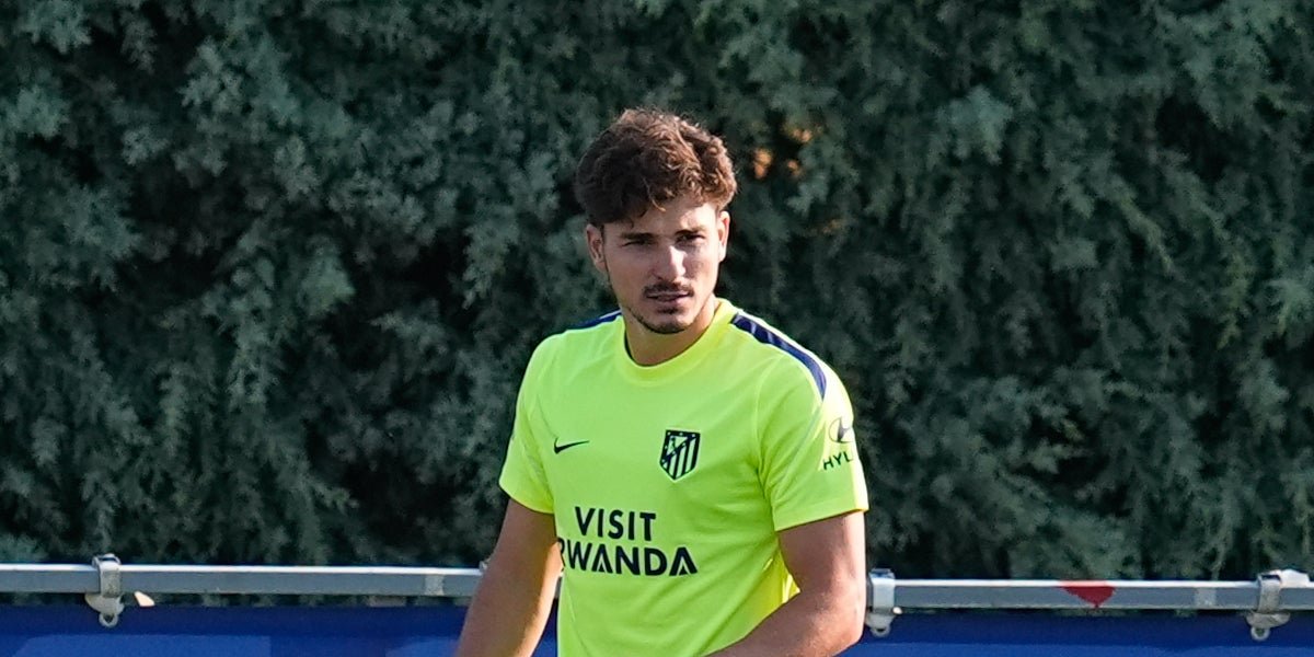 SpidyAtletico's tweet photo. ⛔️⚠️ NO me da ninguna pena Julián, pero ninguna. 

🕷️ El chaval cobra 240K a la semana, y hay gente en este país que no llega a final de mes, eso si que da pena. No vamos a consentir los caprichos de un niño mimado de querer jugar a un club por ser su sueño. 

Mi sueño también es cobrar 240K por semana, y aquí estoy, pelándome con cada culerdo que sale acechando cual hiena desnutrida en medio de la sabana.

🚫 Que aprenda Julián que el Atlético de Madrid NO se viene a usarnos, ni a utilizarnos como trampolín. Se viene a vestir y defender nuestra camiseta. 

Aquí te ha defendido todo el mundo, la afición, el entrenador, el club, y tu lo que has hecho es ir hablando con el enemigo a nuestras espaldas, y para colmar el vaso, en medio del mundial sales con unas palabras como si aquí te hubiéramos tratado mal, como si fuéramos la ultima mierda, pues NO.  

Así aprende como lección, en esta vida todo el mundo comete fallos, pues tu lo has cometido, y en lugar de arreglarlo, se sigue haciendo el duro y como si no hubiera pasado nada. 

Pues esto es lo que le espera, o Arsenal o pitidos en cada partido. El mismo se ha metido en este problema. 

Aquí faltas de respeto ninguna, y si no, pues atente a las  consecuencias. Todo el cariño que le teníamos se ha esfumado por su pésima actitud y poca profesionalidad. 

Y que los culerdos no se emocionen, los atléticos tenemos claro una cosa, al igual que nuestra directiva. 

Arsenal o pitidos. Al Barcelona NO irá.