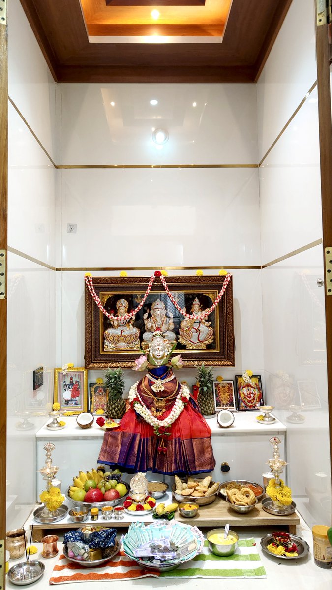 The_BharathG's tweet photo. 𝗟𝗲𝘁 𝘁𝗵𝗲 𝗯𝗹𝗲𝘀𝘀𝗶𝗻𝗴𝘀 𝗼𝗳 𝗠���𝗵𝗮𝗹𝗮𝗸𝘀𝗵𝗺𝗶 𝗴𝘂𝗶𝗱𝗲 𝘁𝗵𝗲 𝗷𝗼𝘂𝗿𝗻𝗲𝘆 𝗮𝗵𝗲𝗮𝗱 🪷🙏🏼 https://t.co/Kxl9BrUIyB