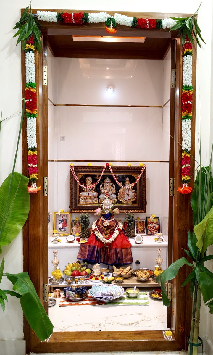 The_BharathG's tweet photo. 𝗟𝗲𝘁 𝘁𝗵𝗲 𝗯𝗹𝗲𝘀𝘀𝗶𝗻𝗴𝘀 𝗼𝗳 𝗠���𝗵𝗮𝗹𝗮𝗸𝘀𝗵𝗺𝗶 𝗴𝘂𝗶𝗱𝗲 𝘁𝗵𝗲 𝗷𝗼𝘂𝗿𝗻𝗲𝘆 𝗮𝗵𝗲𝗮𝗱 🪷🙏🏼 https://t.co/Kxl9BrUIyB