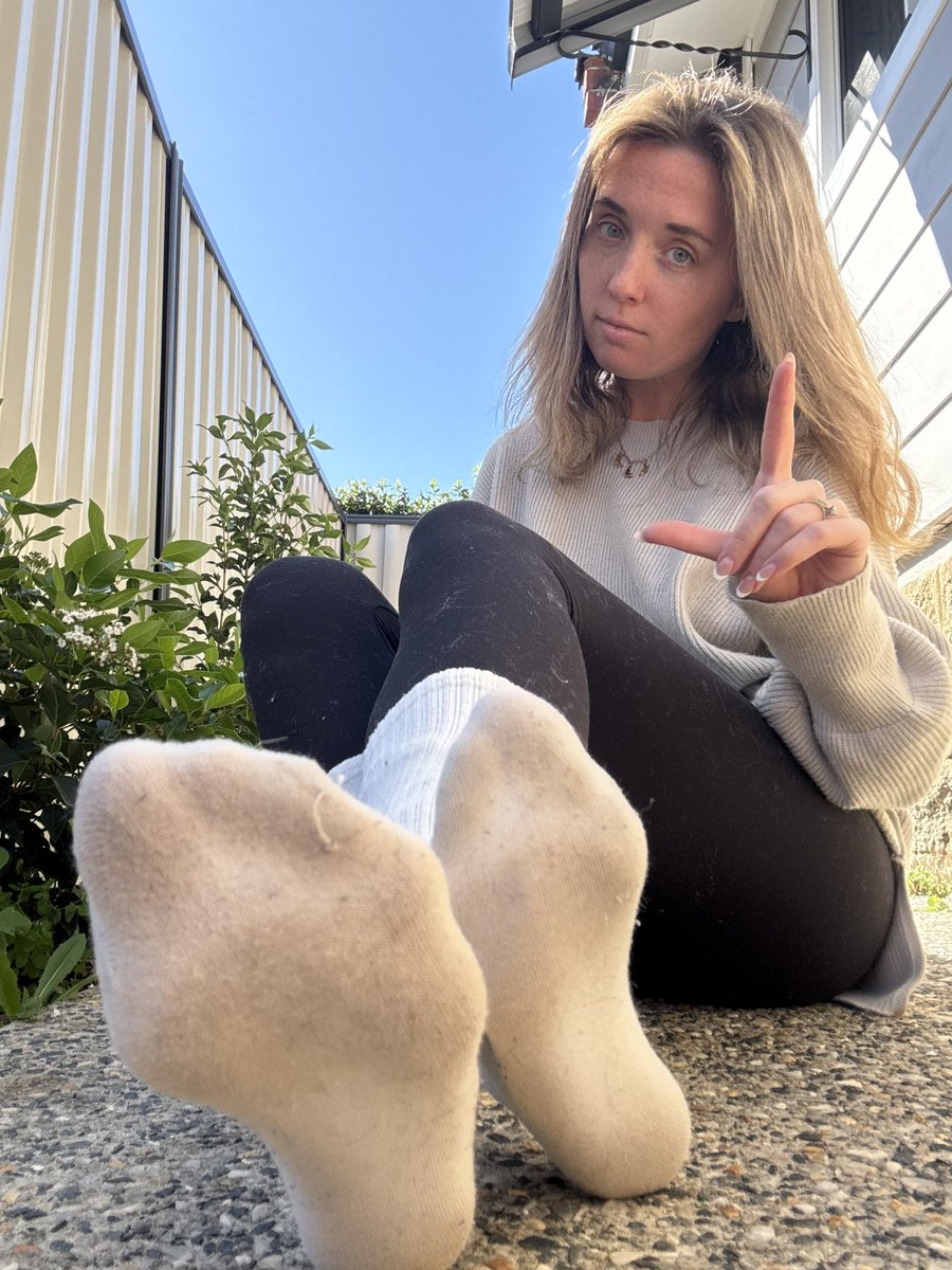 lillygetsrich's tweet photo. Imagine being a loser for dirty socks 😂 Go splash cash on my thr0ne for being so pathetic 🤷‍♀️ https://t.co/sD0l8KGCIo