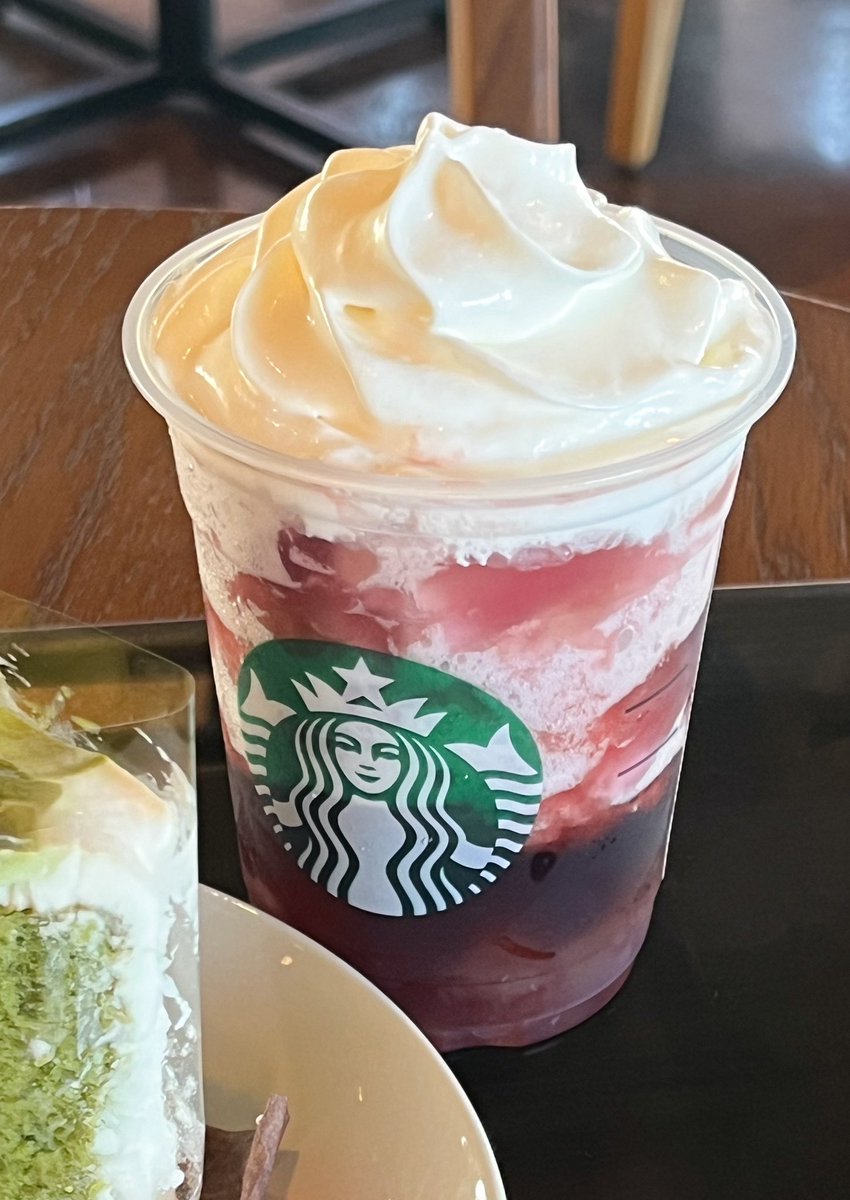 mrmrj67's tweet photo. スタバの巨峰フローズンにホイップ追加⭐️おすすめ https://t.co/8lXeWoAnsx